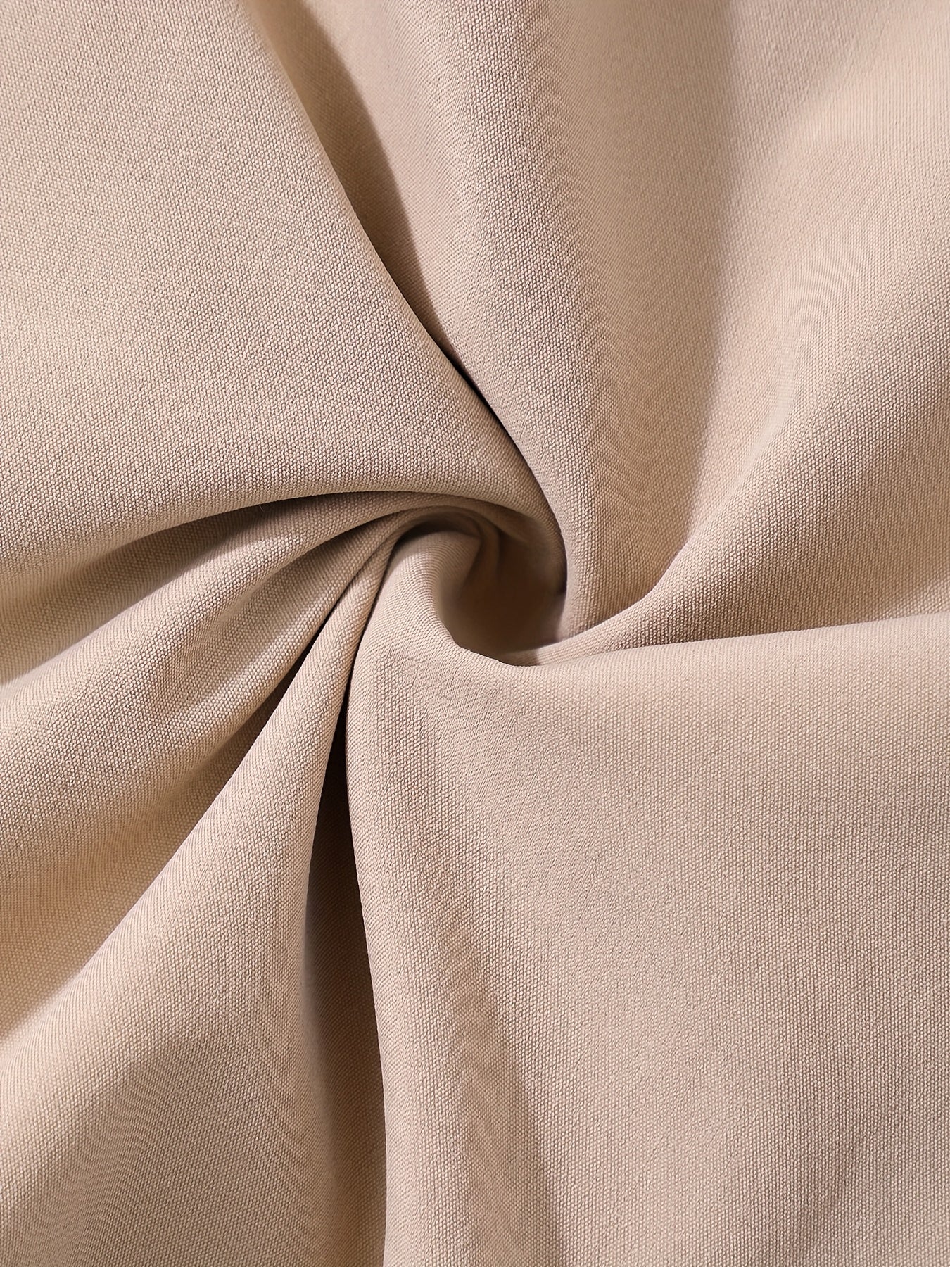 This double-breasted retro puffed-sleeve dress features a combination of white and khaki colors. The dress is simple and elegant,
