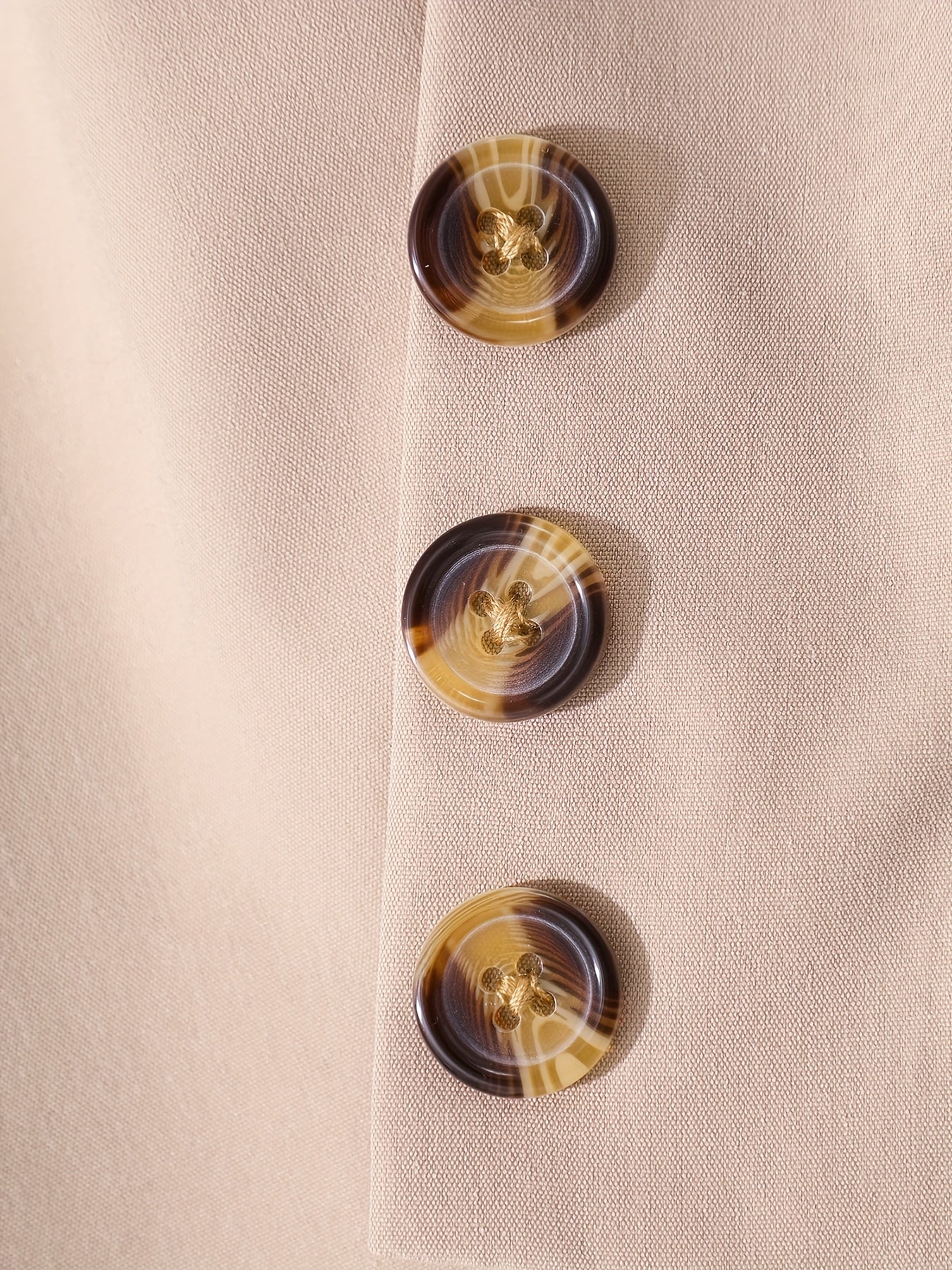 This double-breasted retro puffed-sleeve dress features a combination of white and khaki colors. The dress is simple and elegant,