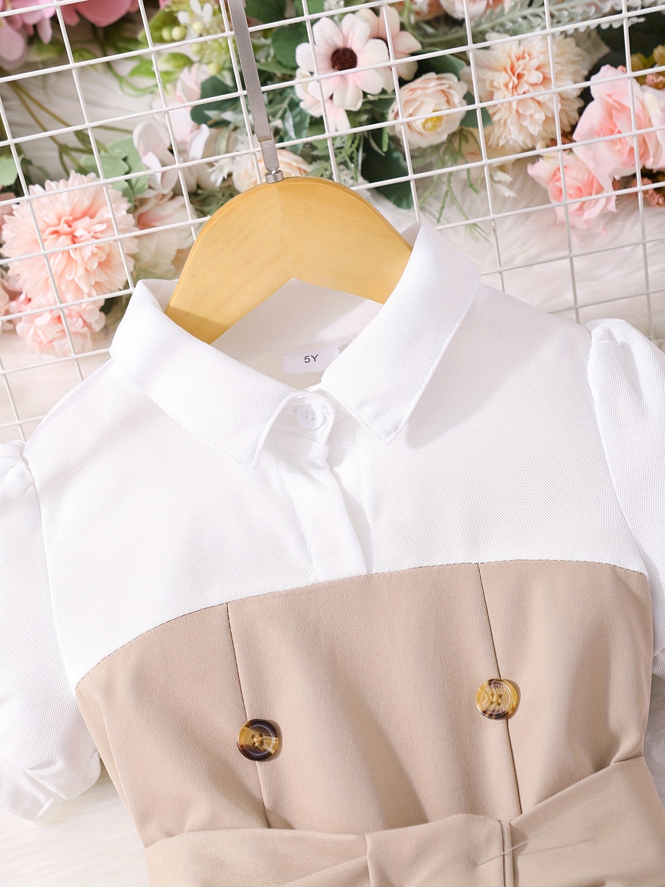 This double-breasted retro puffed-sleeve dress features a combination of white and khaki colors. The dress is simple and elegant,