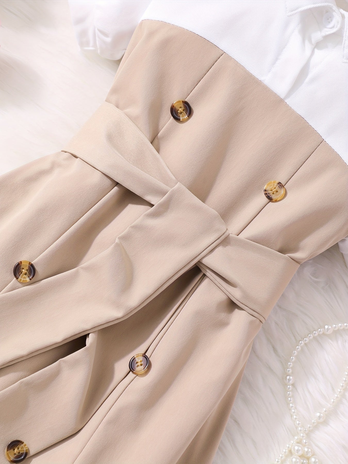This double-breasted retro puffed-sleeve dress features a combination of white and khaki colors. The dress is simple and elegant,