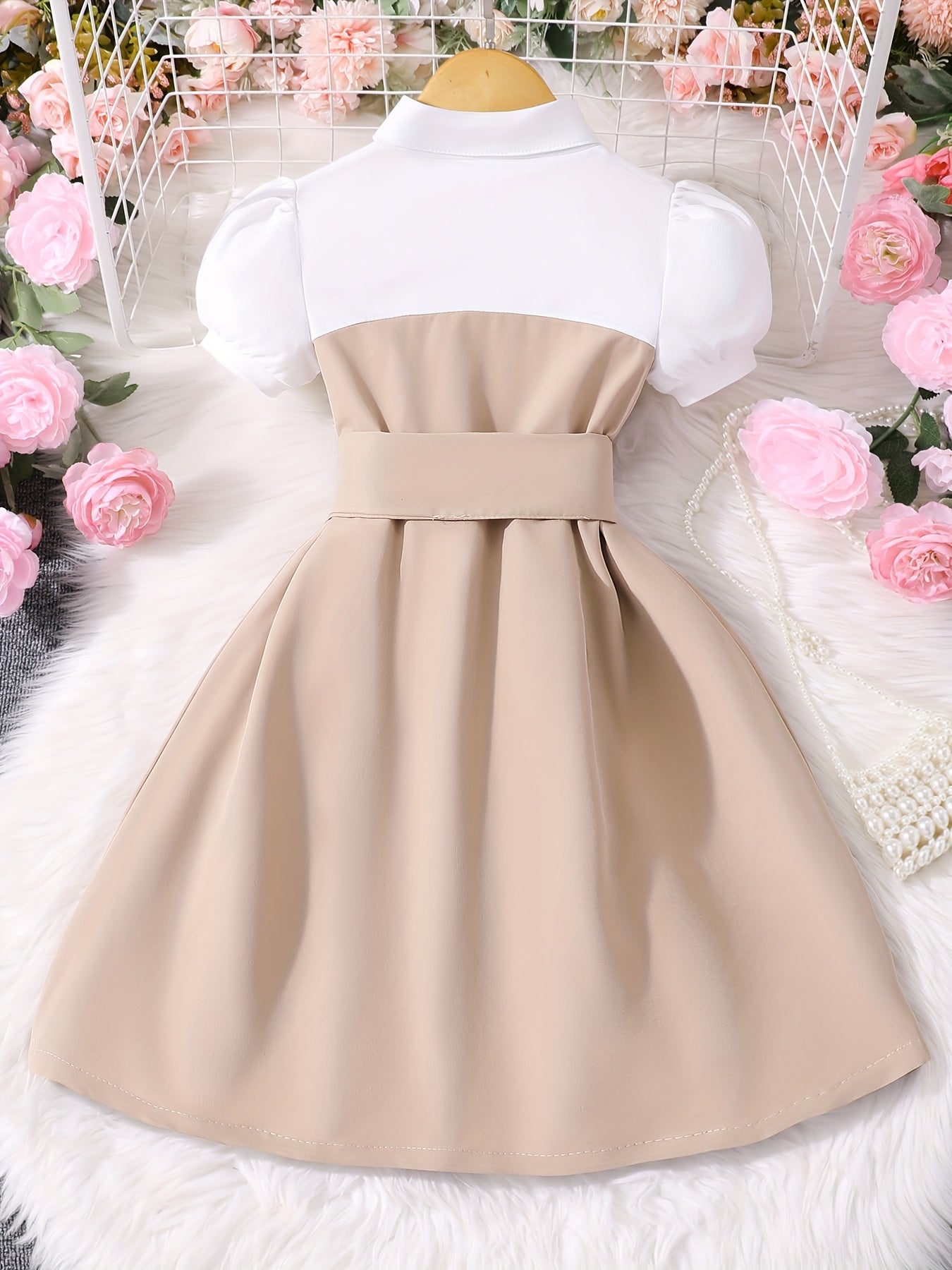 This double-breasted retro puffed-sleeve dress features a combination of white and khaki colors. The dress is simple and elegant,