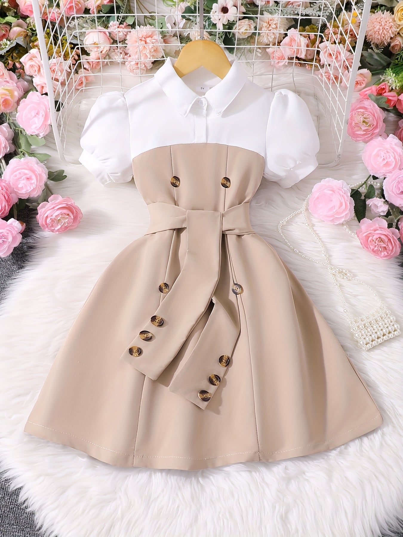 This double-breasted retro puffed-sleeve dress features a combination of white and khaki colors. The dress is simple and elegant,